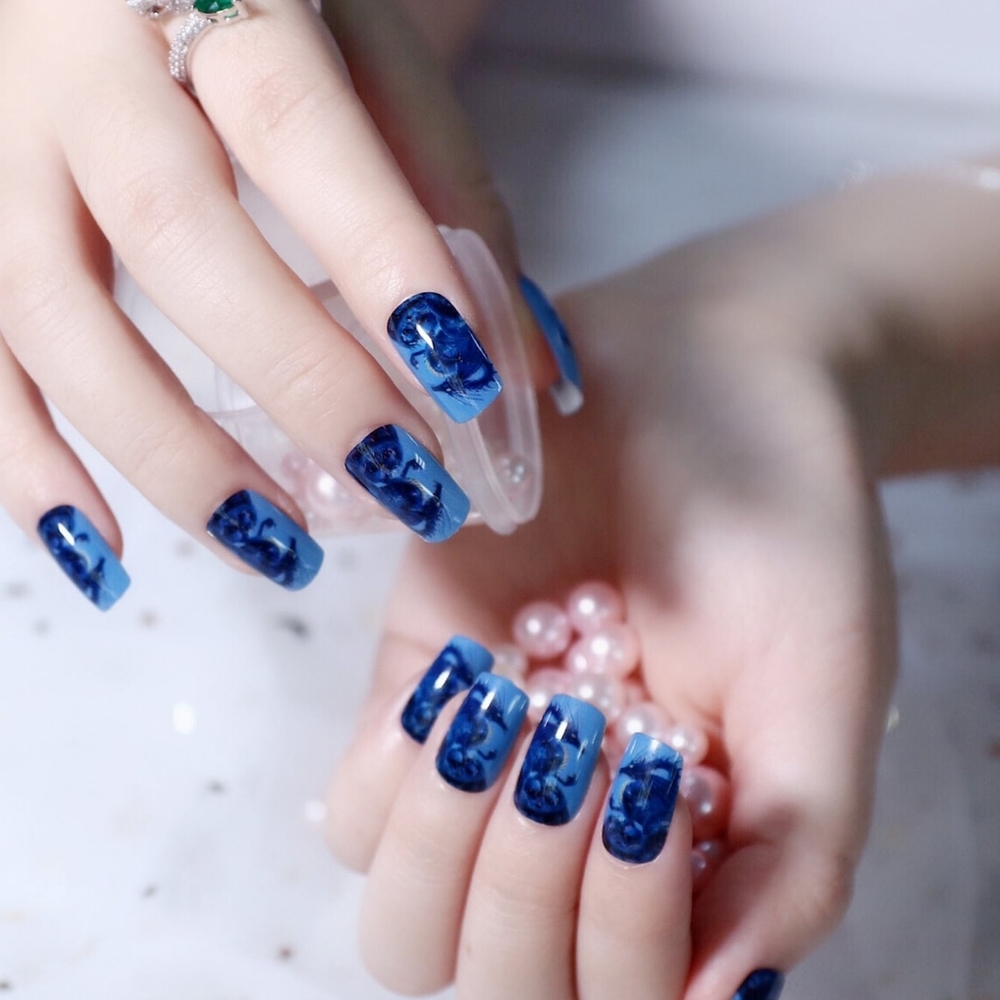 Press on nails